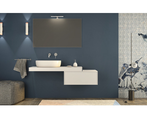 Modernt badrum med tvättställ, spegel, belysning och dekorativ väggdesign