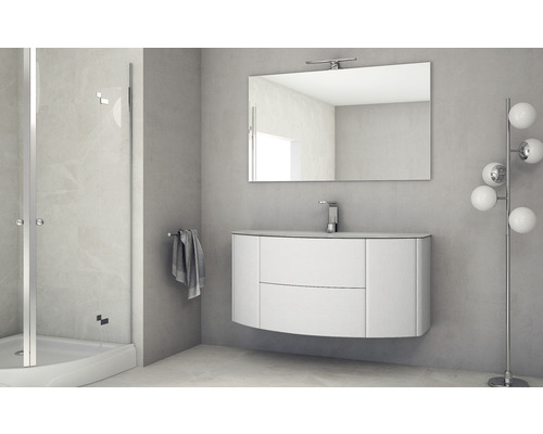 Modernt badrum med dusch, tvättställ, spegel och golvlampa