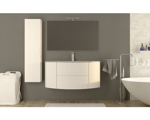 Ljust badrum med tvättställ, spegel, högskåp och fristående badkar