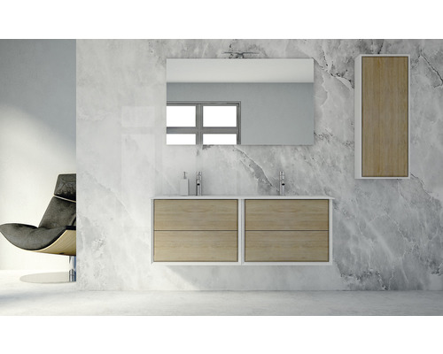 Badrum med tvättställsskåp, spegel, spegelskåp och fåtölj