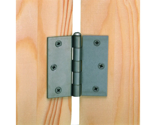 Metallgångjärn fäst på en trädörr