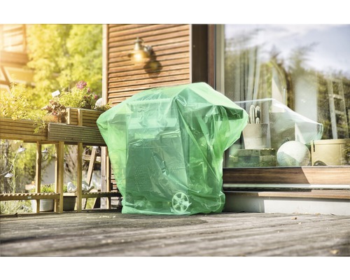 Grill med skyddsplast på en terrass