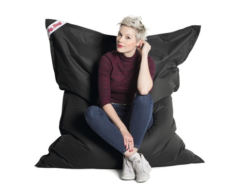 Kvinna sitter på en svart sittsäck