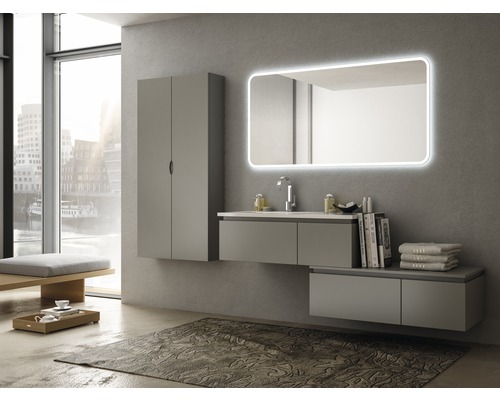 Badrum med handfat, spegelskåp, hängande skåp och matta