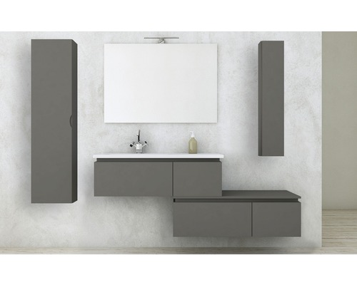 Badrum med handfat, spegelskåp och högskåp