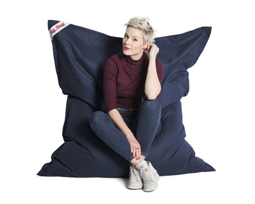 Kvinna sitter på en Big Bag sittsäck