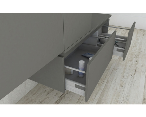 Badrumsmöbel med öppna lådor för förvaring av badrumsartiklar.