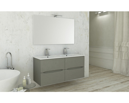 Modernt badrum med tvättställsskåp, spegel och belysning.