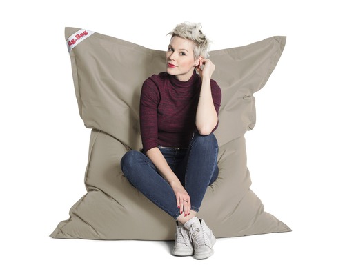 Kvinna sitter på en Big Bag sittsäck