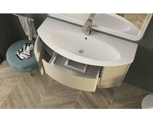 Badrum med tvättställ, spegel, pall och trägolv