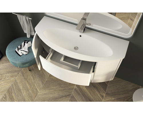 Tvättställ med öppen låda och förvaringsfack i badrummet.