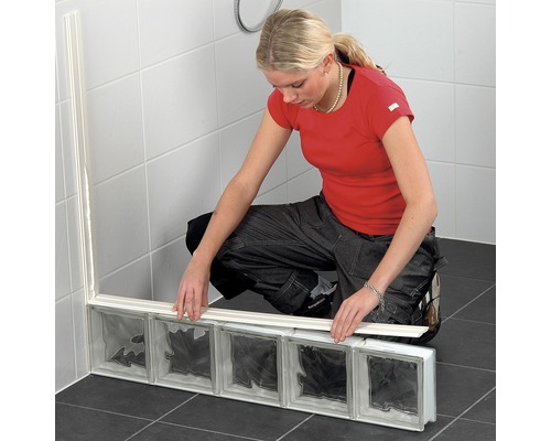 Kvinna monterar glasblock i badrummet