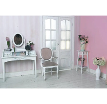 Scen med sminkbord, stol, sidobord och blomvaser i ett rum