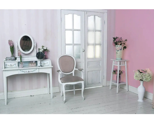 Scen med sminkbord, stol, sidobord och blomvaser i ett rum