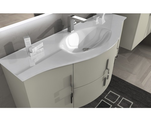 Badrum med tvättställ, tvättskål och armatur