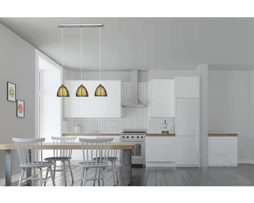 Matsal med matbord, stolar och en taklampa med tre lampor