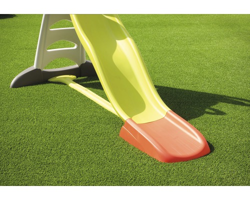 Detaljvy av en barnrutschkana på konstgräs