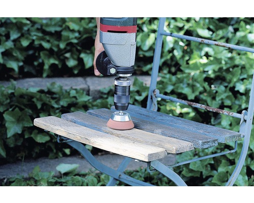 Handhållen borrmaskin med slipborste för bearbetning av en träbänk