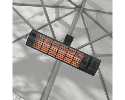 Värmelampa monterad på ett parasoll