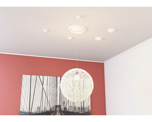 Interiörbild av ett rum med taklampor och en hängande lampa