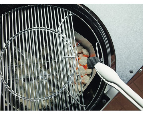 Grill med grilltång, kol och kolbehållare