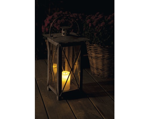 Dekorativ lykta med ljus på träterrass