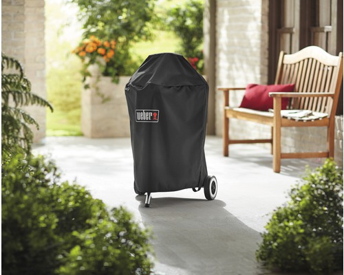 Weber grill med skyddshuva på en terrass