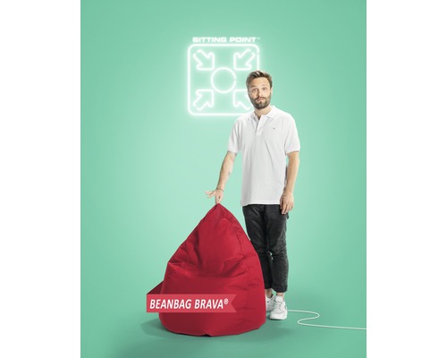 Man som visar röd sittsäck Brava