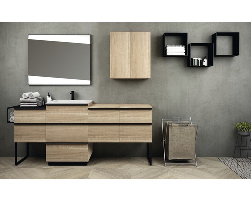 Modern badrumsinredning med tvättställsskåp, spegel, hängande skåp och hyllor