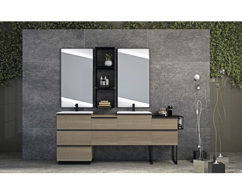 Modernt badrum med dubbla handfat, belysta speglar och hyllor.