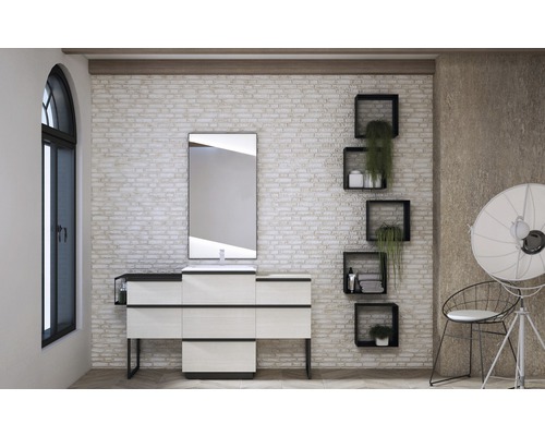 Ljust badrum med tvättställsskåp, spegel och dekorativa vägghyllor