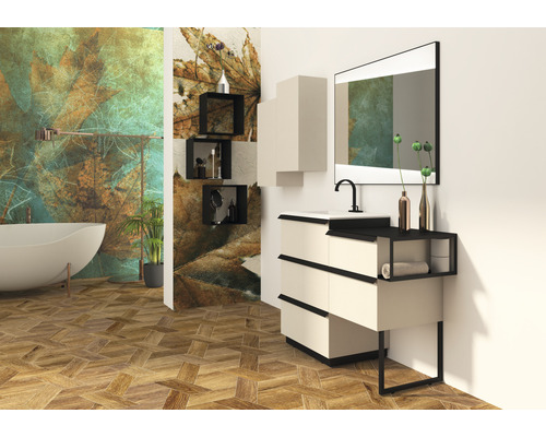 Modernt badrum med badkar, tvättställ, spegel och väggdekoration med bladmönster.