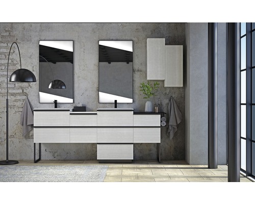 Badrum med tvättställsskåp, speglar och hänglampor