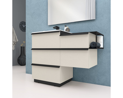 Badrum med tvättställsskåp, handfat, spegel och tillbehör