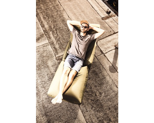 Man kopplar av på en utomhussittsäck