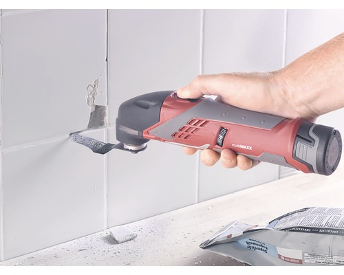 Multifunktionsverktyg som används på en väggplatta.