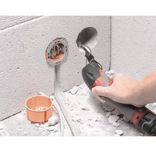 Installation av ett uttag med ett multifunktionellt verktyg i en vägg.