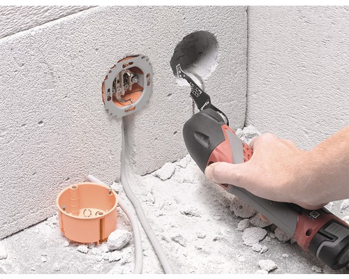Installation av ett uttag med ett multifunktionellt verktyg i en vägg.