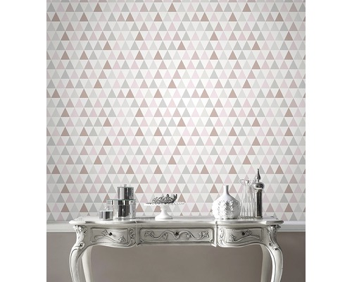 Vägg med triangulärt mönster och konsol med dekorativa föremål