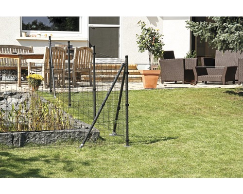 Konstruktion av ett flexibelt trädgårdsstaket för att avgränsa en trädgårdsdamm på en gräsmatta.