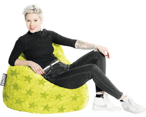 Kvinna sitter i en ljusgrön sittsäck med stjärnmönster