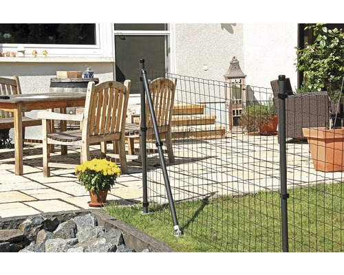 Trädgårdsscen med flexibel rabattkant av plast och metallstolpar