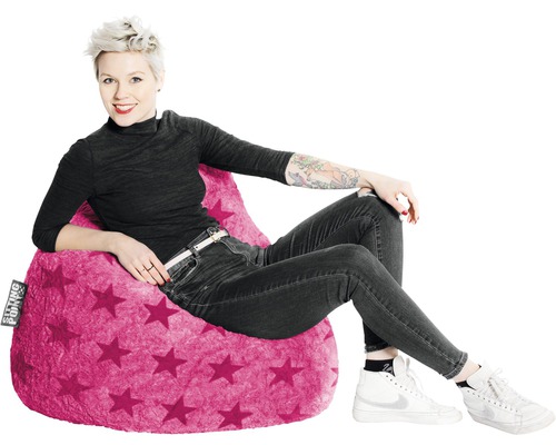 Kvinna sitter på en rosa sittsäck med stjärnmönster