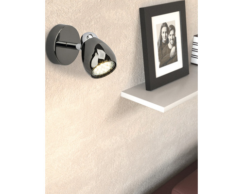 Vägglampa med LED-teknik bredvid en vägghylla