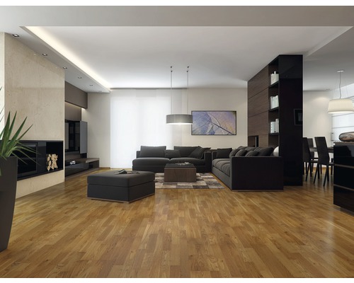 Vardagsrum med soffa, soffbord, öppen spis, hyllor och parkettgolv