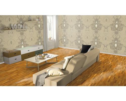 Vardagsrum med mönstrad tapet, soffa, bord och byrå