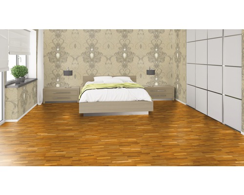 Sovrum med säng, sängbord, tapet och garderob