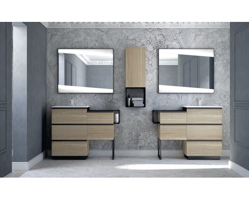 Ljust badrum med två tvättställ, speglar och ett högskåp för extra förvaringsutrymme.