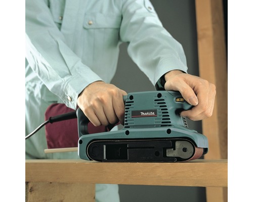 Operatör slipar trä med en bandslipmaskin från Makita
