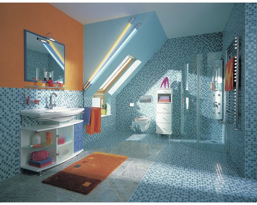 Badrum med handfat, spegel, dusch och toalett under ett takfönster.